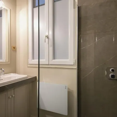 Modern And Cosy Flat In The Heart Of Notre Dame-2